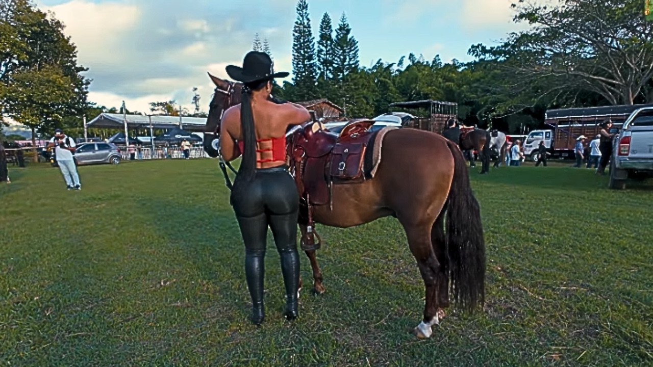 Mulheres colombianas brilham em desfiles de cavalos espetaculares novamente! 🇨🇴 4K #1