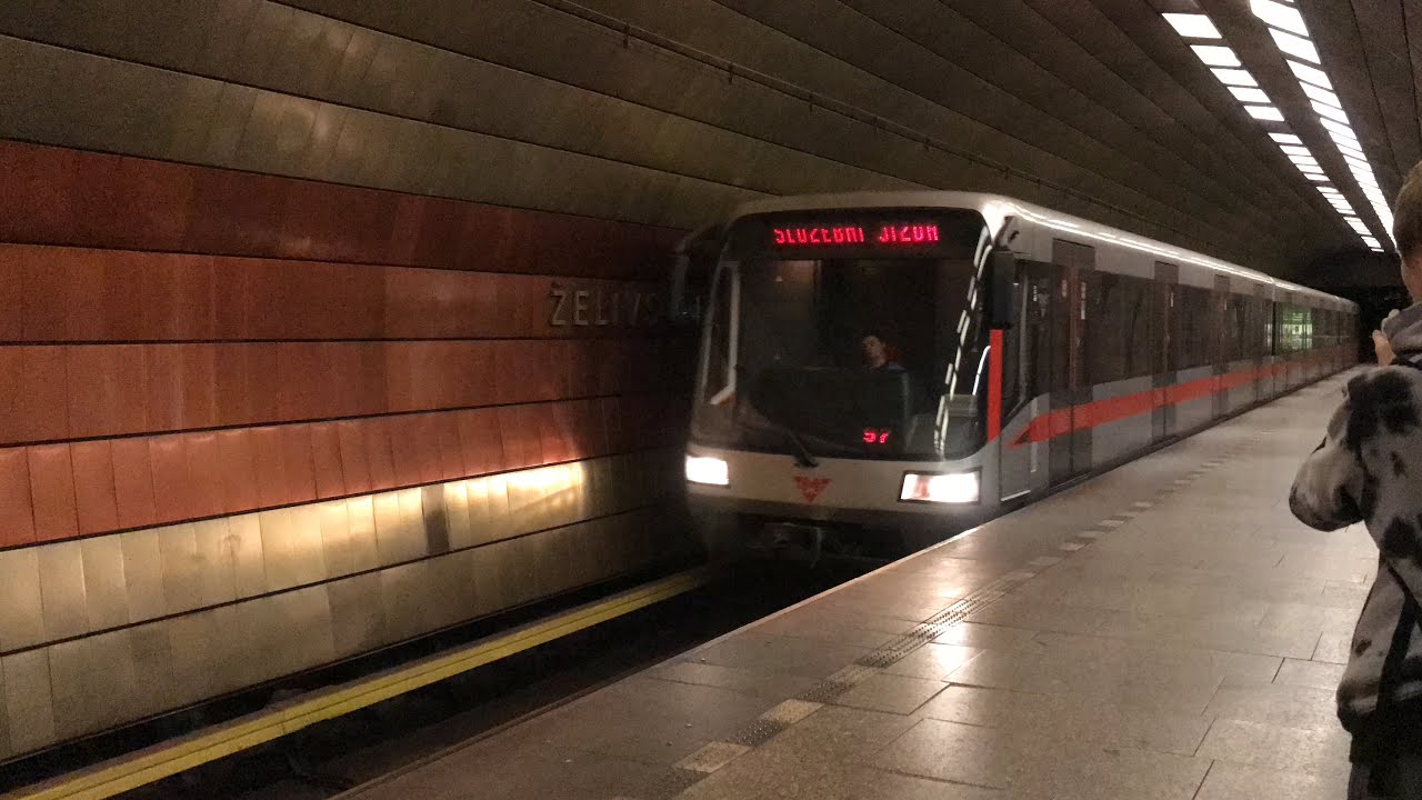 Průjezdy metra M1 stanicemi Želivského a Skalka w/@Dopraváček AdamCZ 5.11.2022