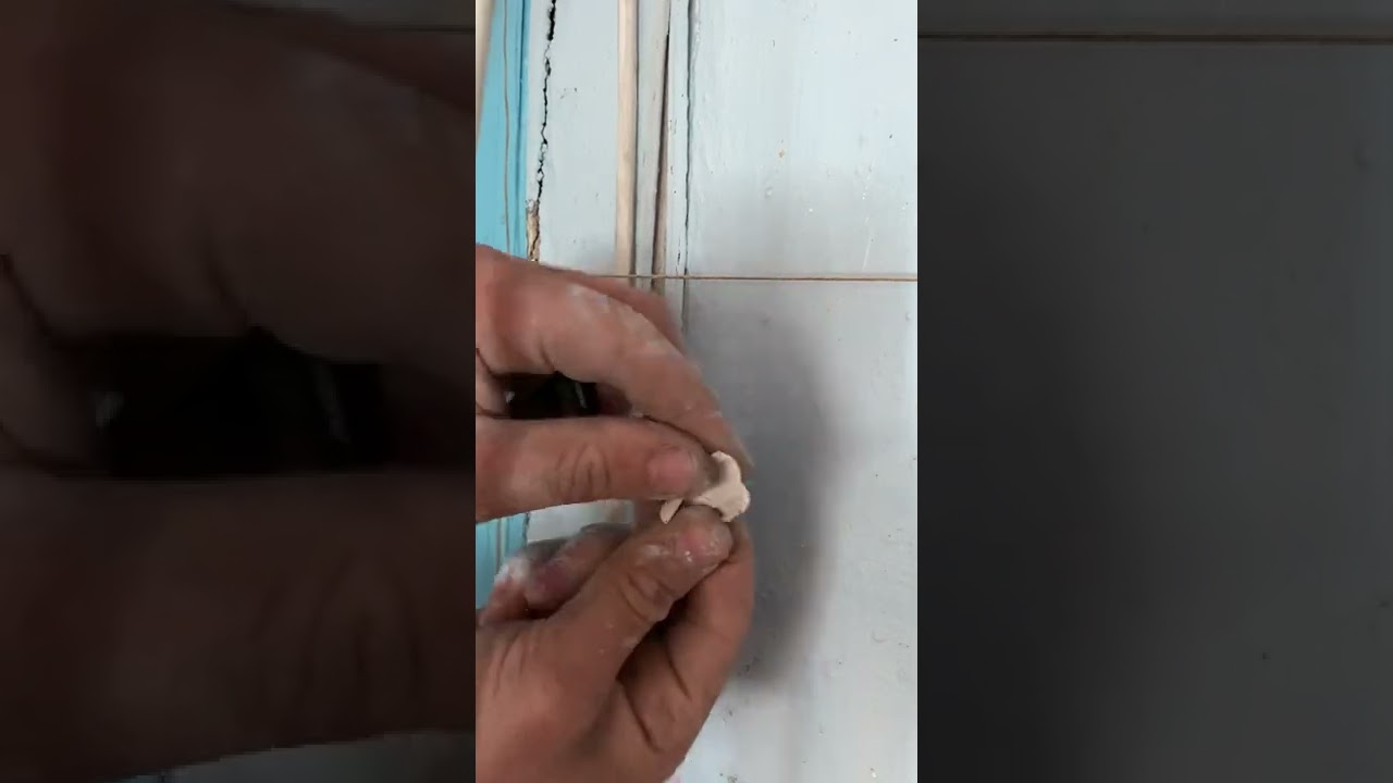 Лайфхак как забить дюбель если отверстие больше чем надо. #лайфхак #лайфхакдлядома