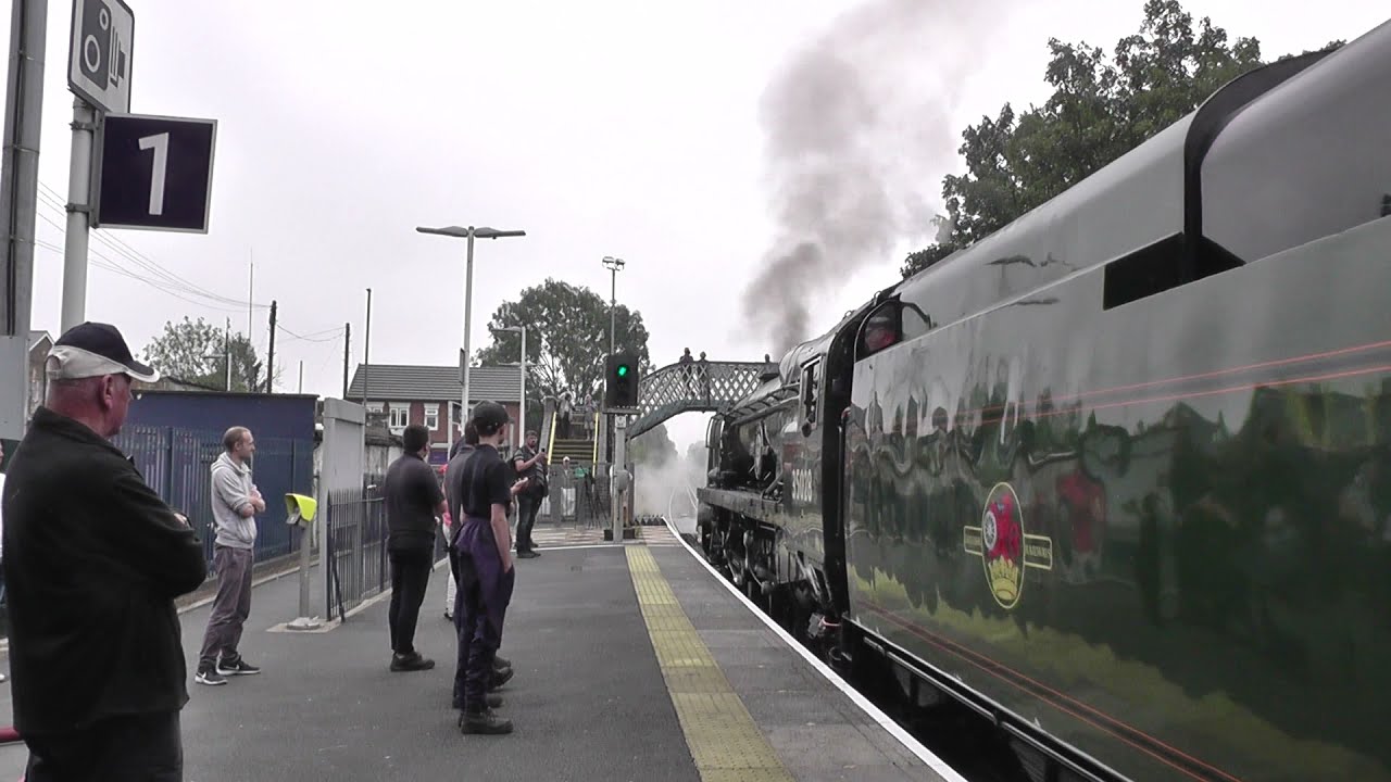 35028 CLAN LINE WATER STOP AT CHERTSEY RAIL STATION 24-07-2021.