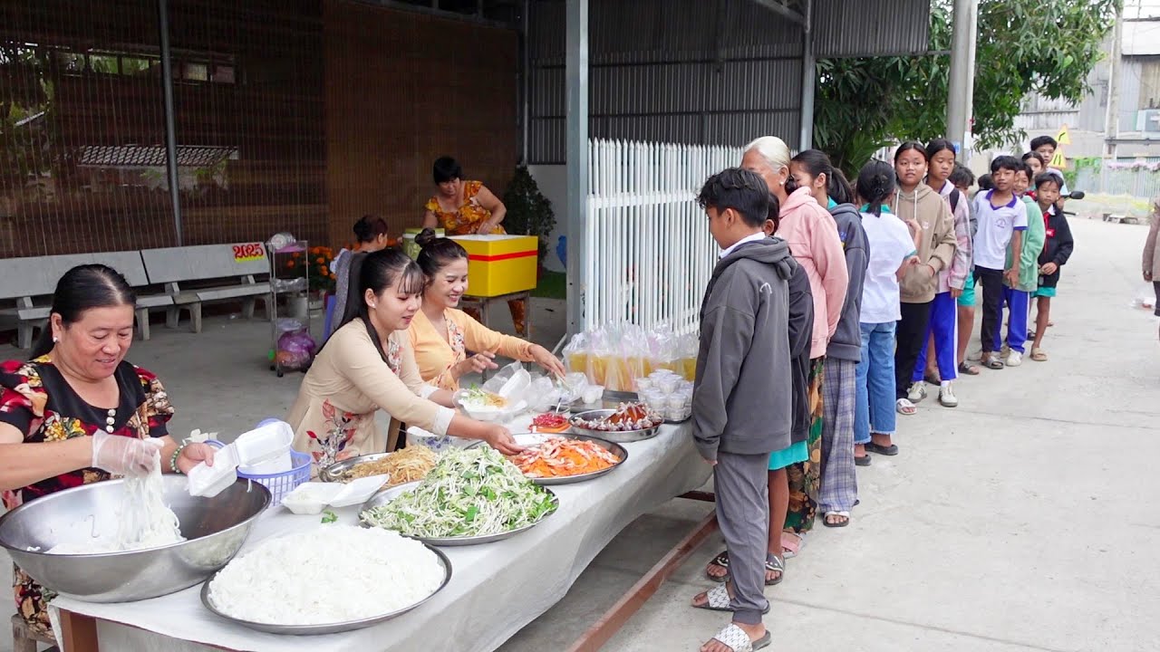 Rằm Tháng Giêng Dì Ngọc Trinh Tặng 100 Phần Bánh Tằm Tôm Chay và Trà Đường cho Bà Con ở Quê |HQ#1478