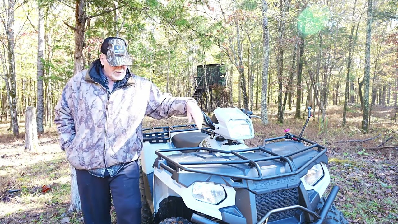 Старик учится кататься на квадроцикле