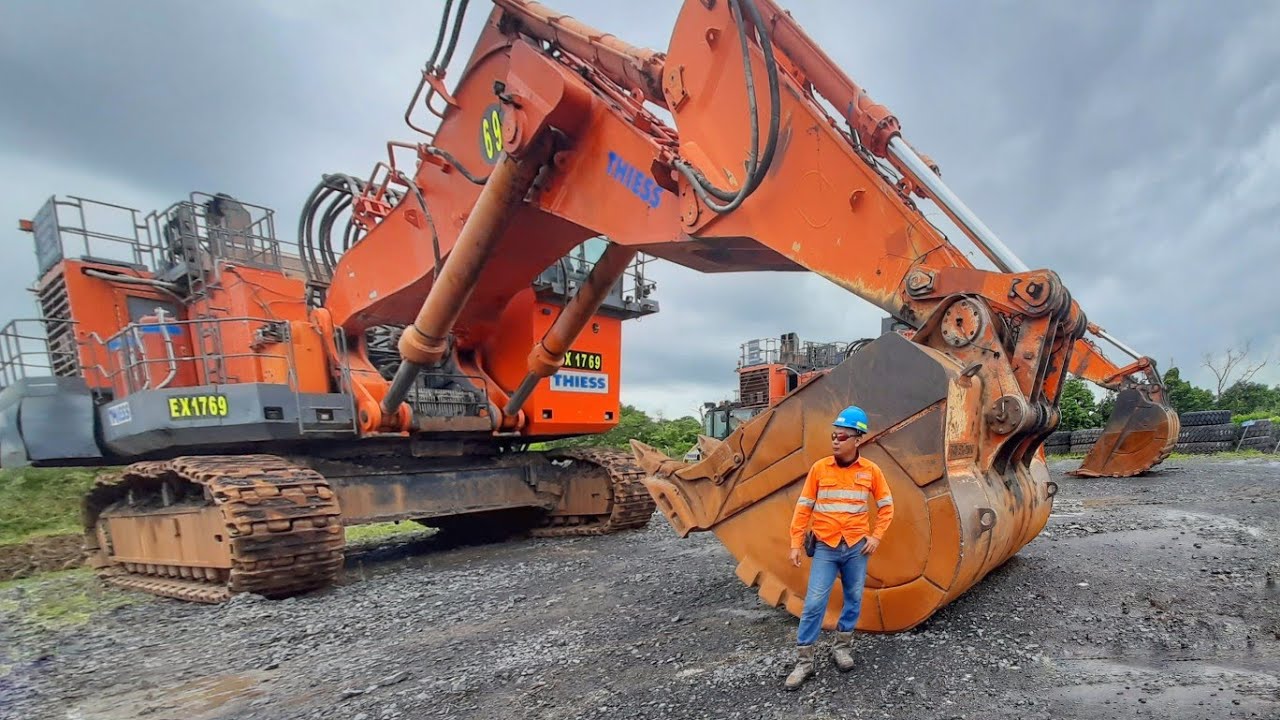 Гигантский экскаватор Hitachi EX2600 в угольной шахте