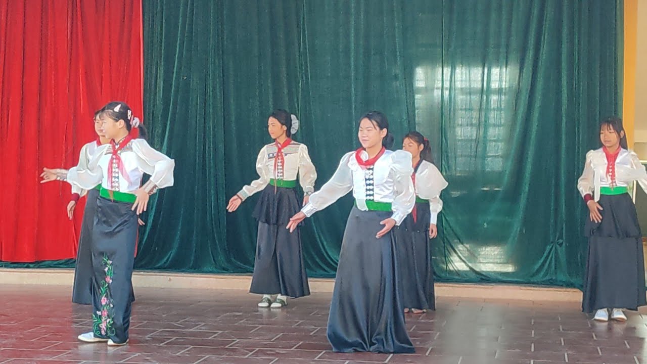 Văn nghệ sinh hoạt duới cờ tuần 13 - chi đội 7B