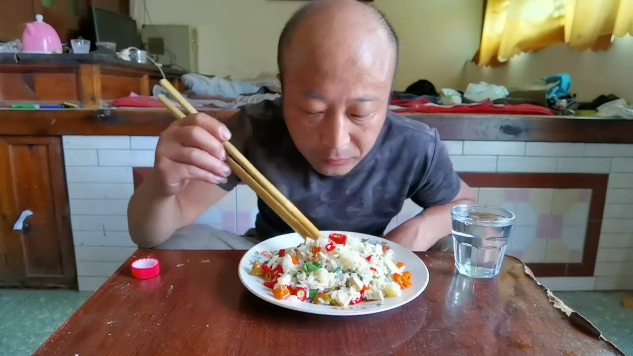 炒米饭一盘，再喝点50多的白酒，简简单单的香 #乡村美食