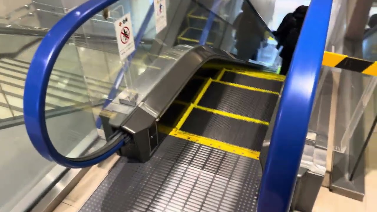 エスカレーター　東京駅　構内　南北通路から飲み屋フロアに続く道