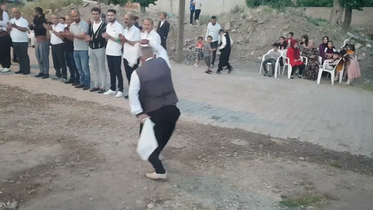 SİLVAN MERKEZDE XALE ALİ  HALAY TÜM GENÇLE TAŞ CIKARIYOR  BEGEN IZLE YORUMLA