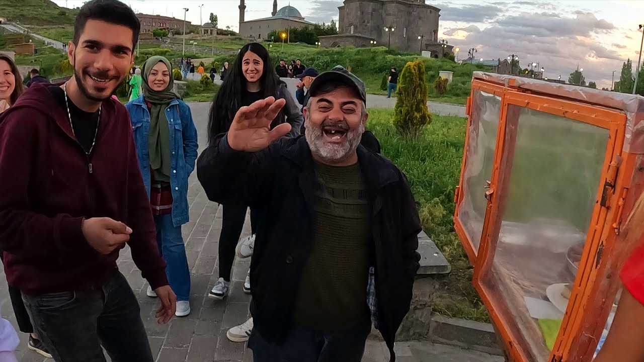Street Food Vendor Steals Change & Runs Off Laughing 🇹🇷