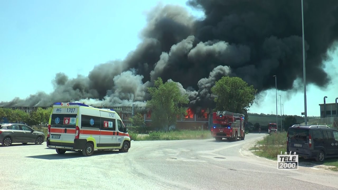 Incendio capannone Fano: il punto del funzionario dei Vigili del Fuoco di Pesaro-Urbino
