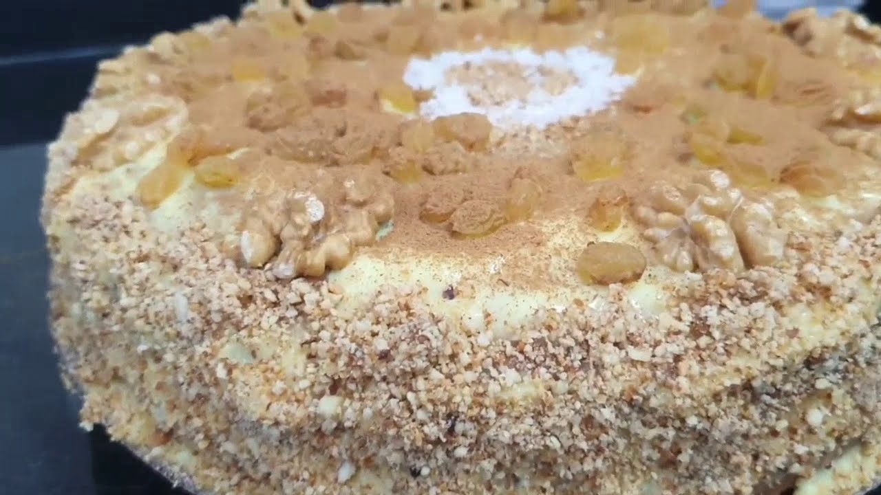 كيكة بنكهة القرفة واللوز محمر محشوة بالكريمة مزينة بالقرفة والزبيب تتجي رائعة في الطعم
