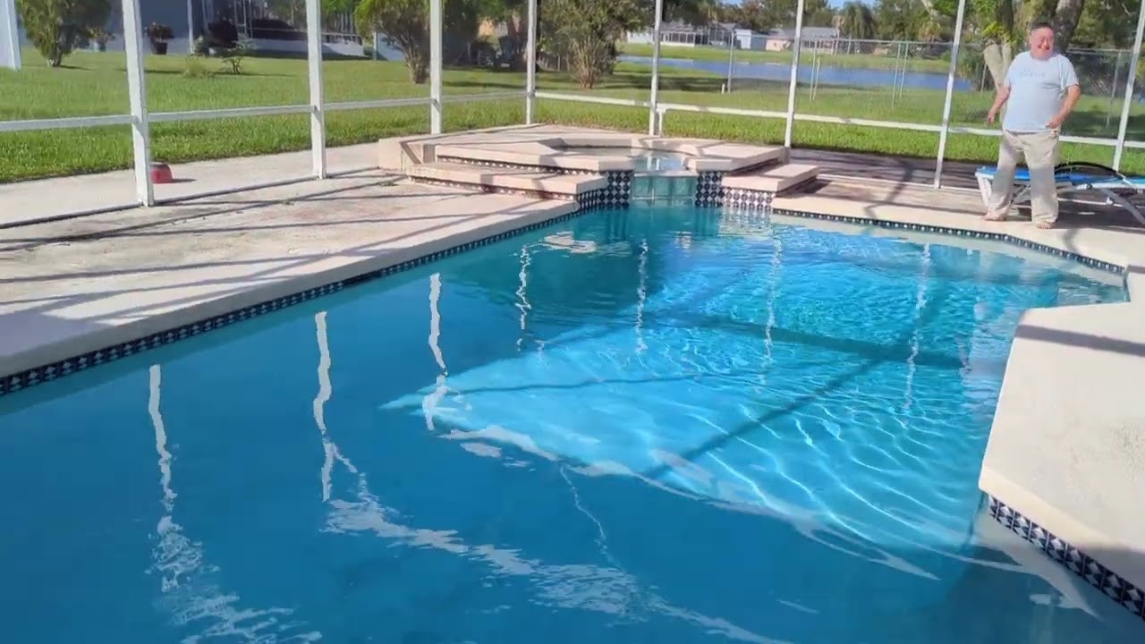 Roof Rat jumps in my pool and goes for a swim!  OMG, she is fast!