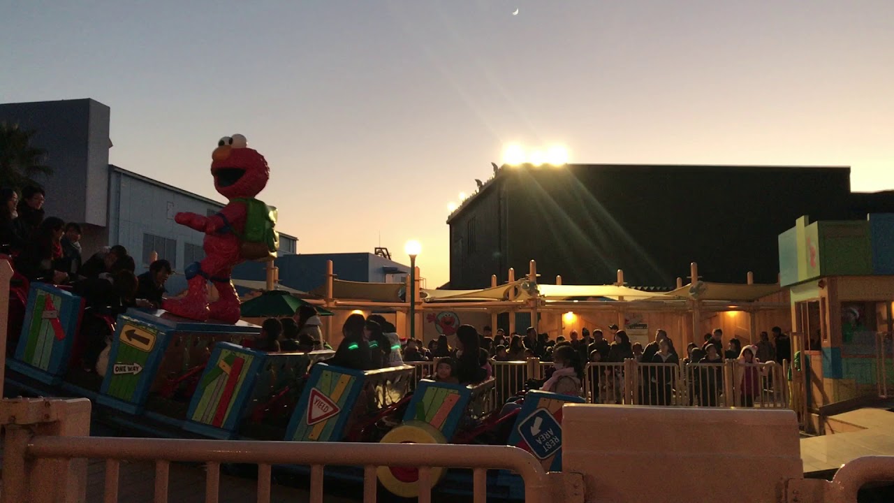 Universal Studios Japan - Elmo’s Go Go Skateboard Ride