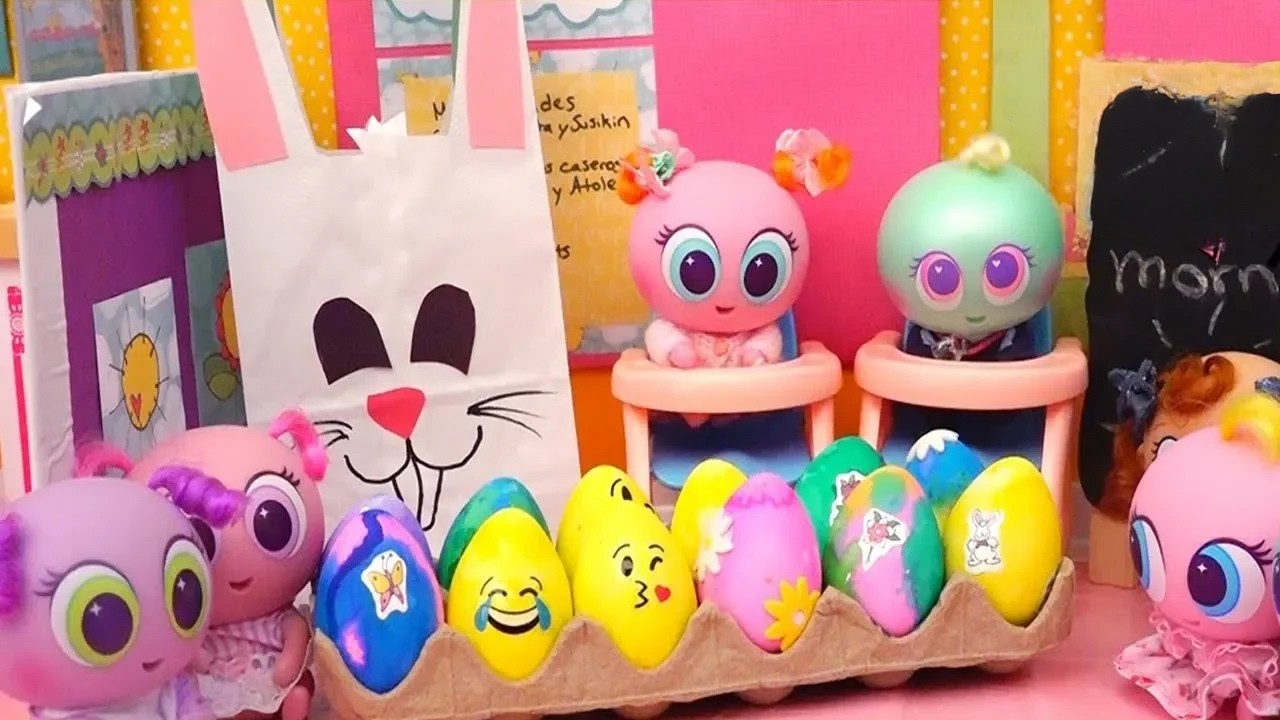 Casi meritos pintan huevos de Pascua con Juguetes con Andre | Jugando con bebes de juguete