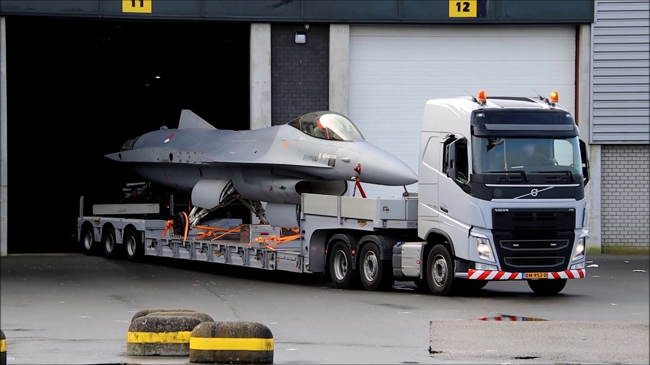 Een F16 in het WTC parkeren: Bremer doet het!