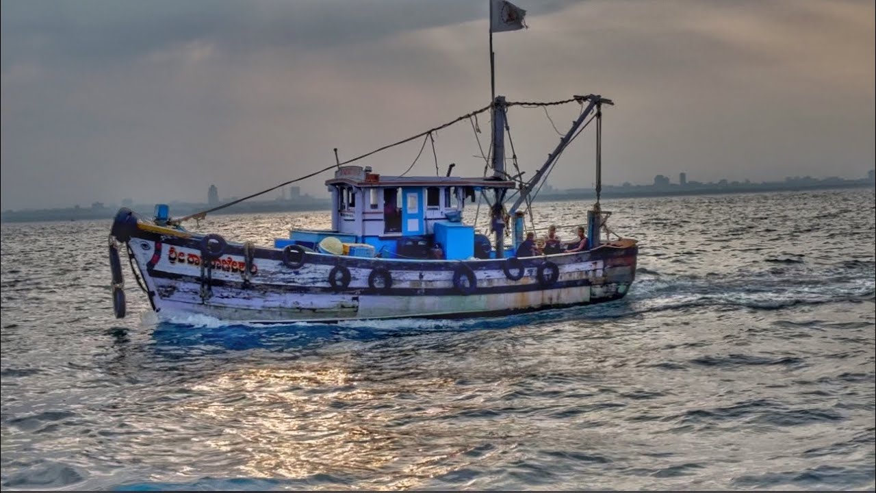 Amazing🤩Mangalore 🦐Prawns Catching Trawlernet Fishing | One Full Day Staying Deepsea💪