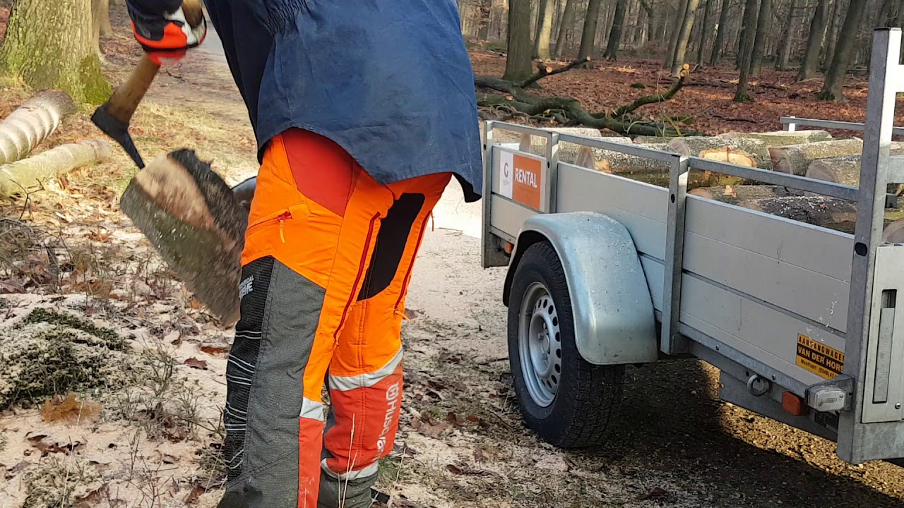 Afvoeren brandhout uit het bos