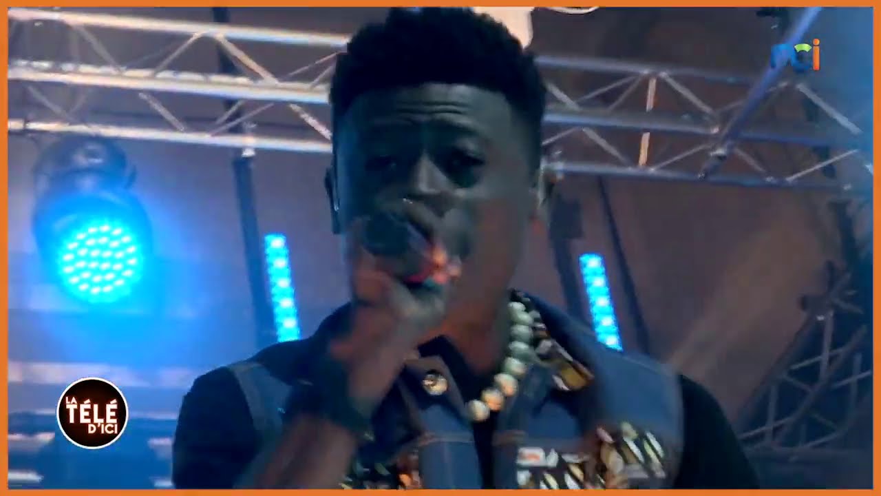 MC ONE en prestation live sur la scène de La Télé d'Ici
