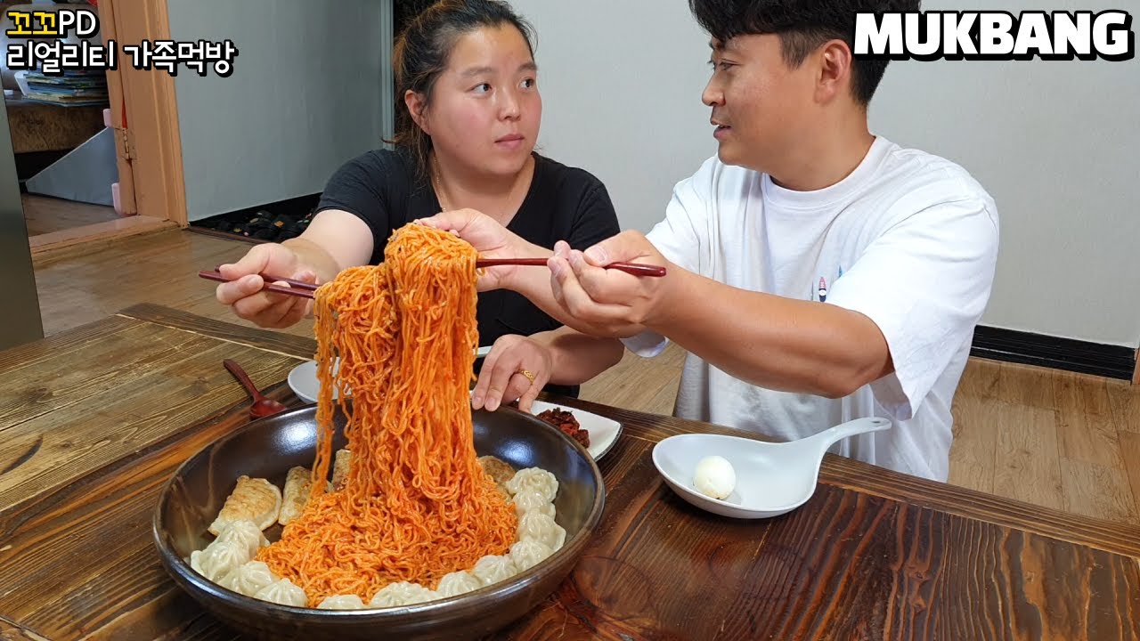 리얼가족먹방:)매콤한 진비빔면,비빔밀면 섞어서 바삭한 군만두,육즙가득 딤섬까지ㅣSpicy Bibimmyeon, dumplings&dim sumㅣMUKBANGㅣEATING SHOW