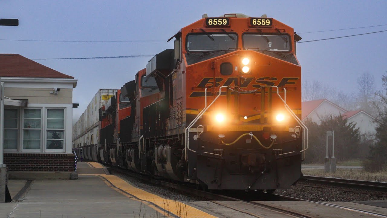 Bnsf action on the southern transcon in La Plata Missouri 