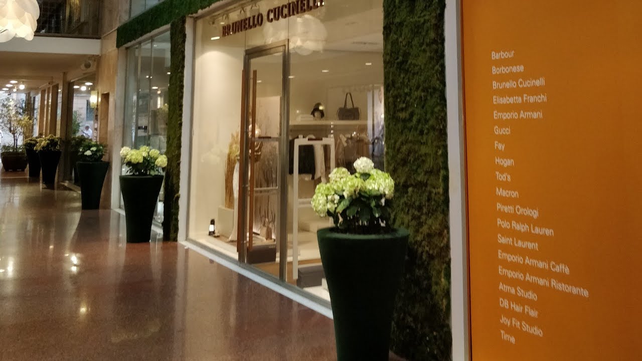 Galleria Cavour, Via Farini, 14, 40124 Bologna. Роскошный торговый центр дизайнерской одежды.