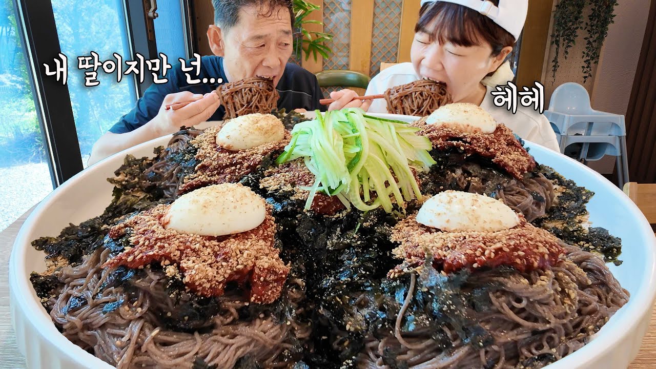 “곱빼기 하나 추가요!!😆” “내 새끼지만 진짜..🤣” 아빠의 막국수 맛집에서 막국수 왕창 먹었어요 눈 뜬지 30분 ㅋㅋㅋ 만리 만빠 먹방