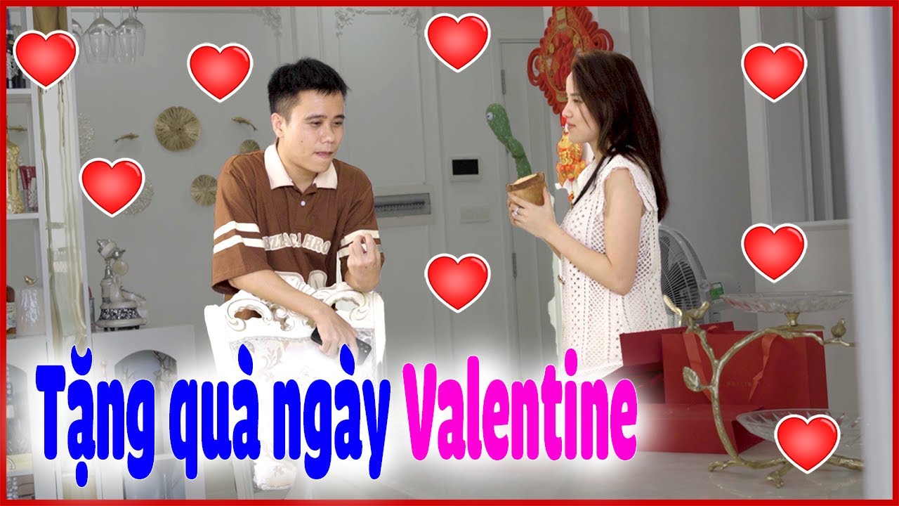 Ngân ĐỎ MẶT Khi Vĩnh Tặng Quà VALENTINE | Ngân Ngân Official.