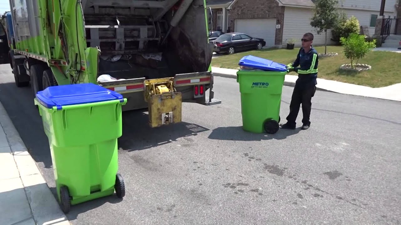 Metro Waste Systems: Peterbilt 320 Dempster Route King Rear Loader