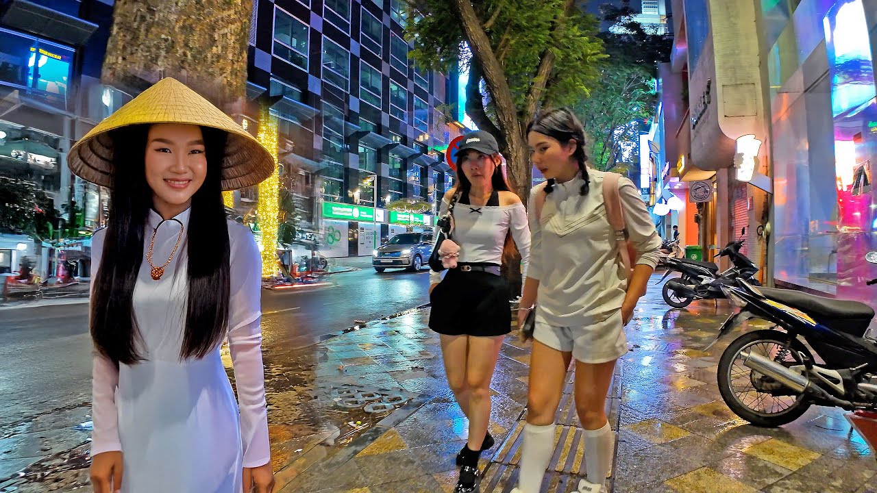 Vietnam Nightlife Saigon (Ho Chi Minh City) 2025 - Explore the streets of District 1