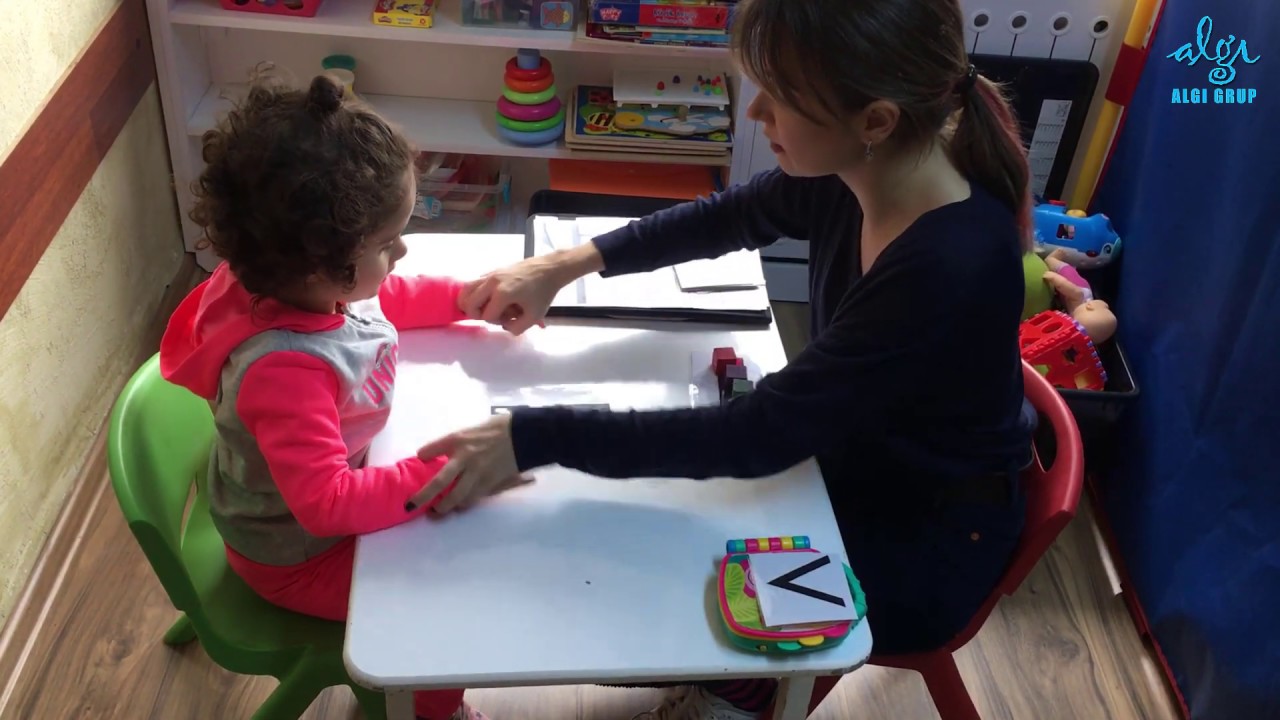 Algı ABA Terapi ve Çocuk Gelişim Merkezi Seansları; İki nesne arasından bir tanesini seçme