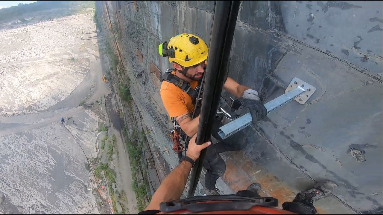 Travail acrobatique sur les parois de 100m en carrière