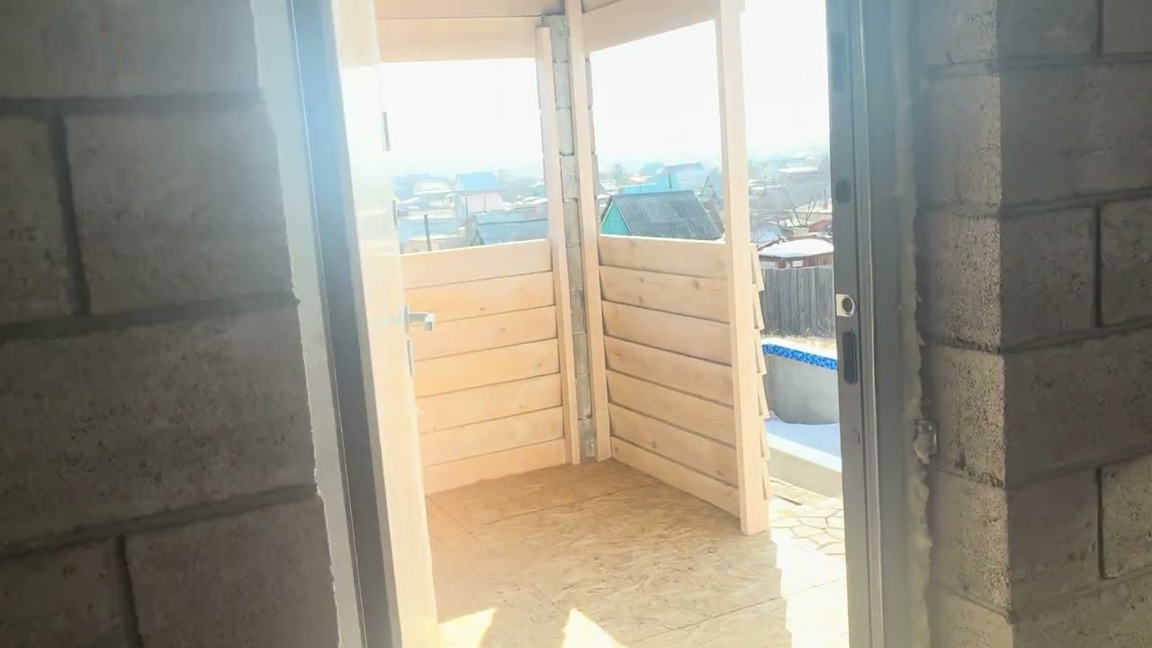 Построили дачный домик, сейчас будем электропроводку делать.