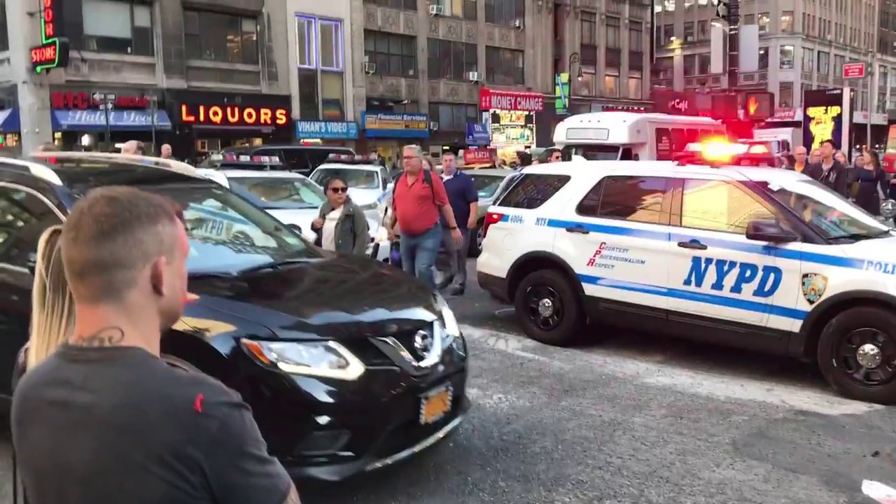 NYPD MAKING A DRAMATIC TRAFFIC STOP ON WEST 39TH ST. IN HELL'S KITCHEN, MANHATTAN, NEW YORK.