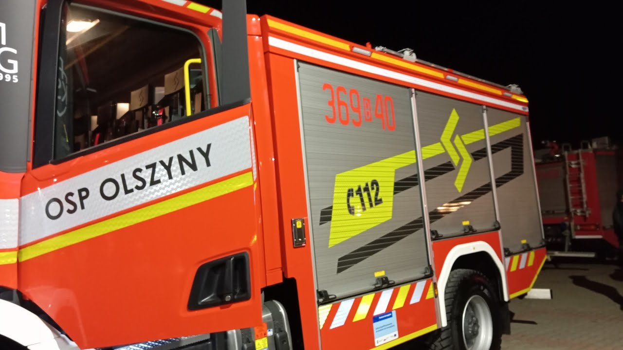 Powitanie nowego samochodu ratowniczo-gaśniczego dla OSP KSRG OLSZYNY. Kolumna i odjazdy zastępów.