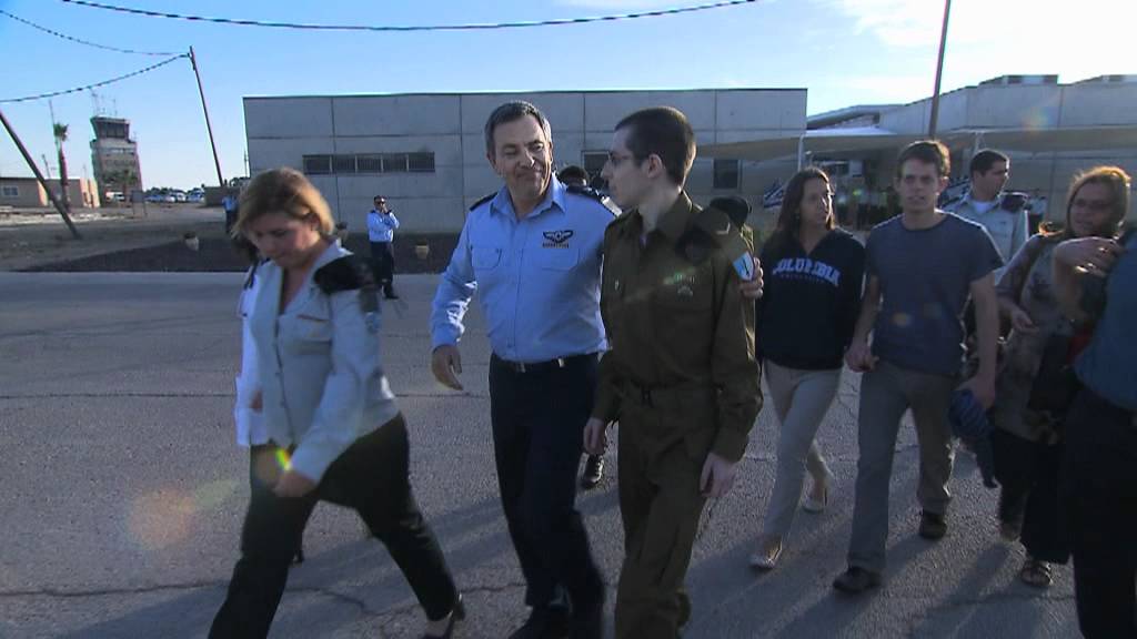 Gilad Shalit and his family board the helicopter that carries them back home