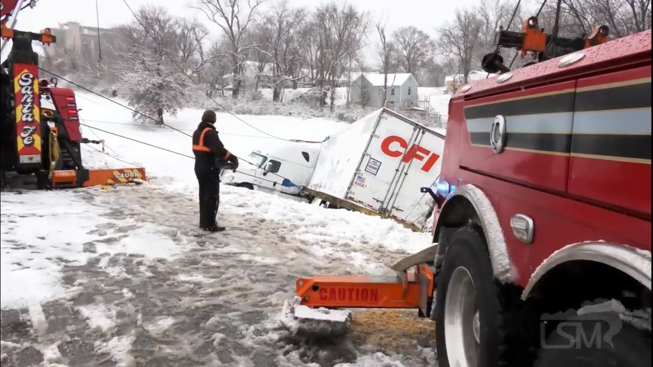 01-01-2021  Kansas City, MO - Tractor Trailer Carrying Batteries Wrecked - Heavy Rescue Required