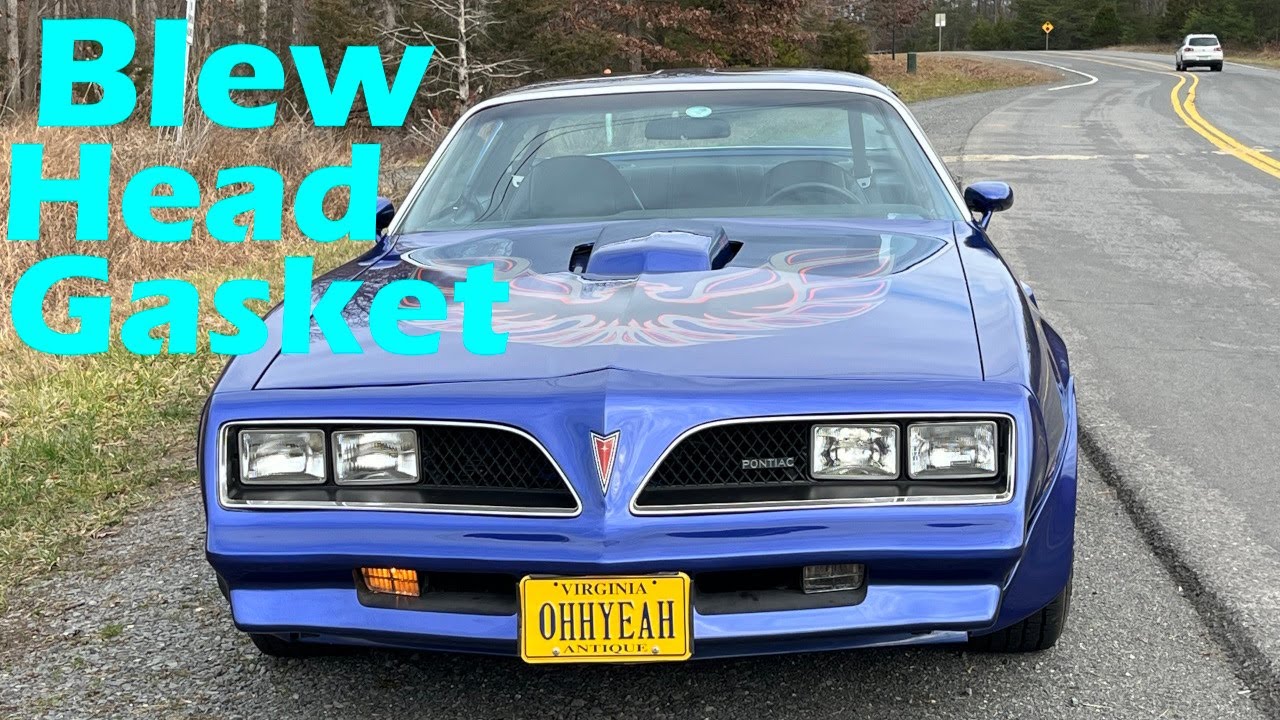 Установка головок блока цилиндров Edlebrock на Pontiac Trans AM 1978 года (двигатель в автомобиле)