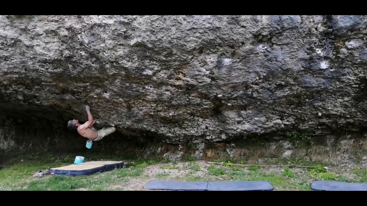 Feuchtgebiete fb 8a trav, Frankenjura Bouldering, Germany.