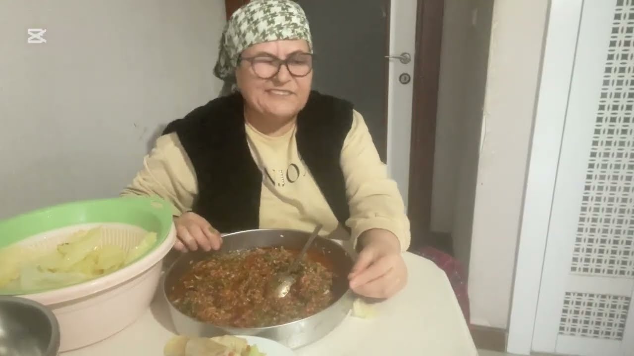 Çok lezzetli bir lahana sarması buyrun hep birlikte yapalım izlemeyen pişman olur yanında da dolma😋💖