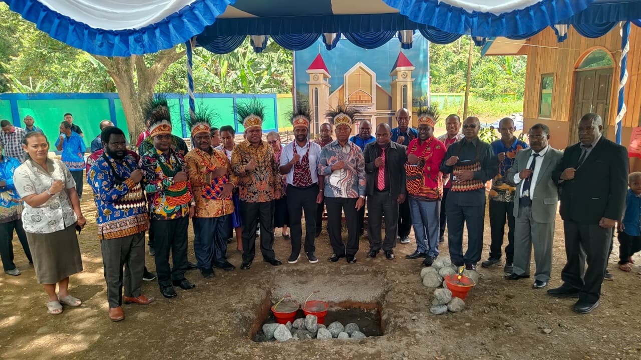 PELETAKAN BATU PERTAMA GEREJA PAULUS AIWOU, IMAN DITEGUHKAN DI TANAH ARFAK