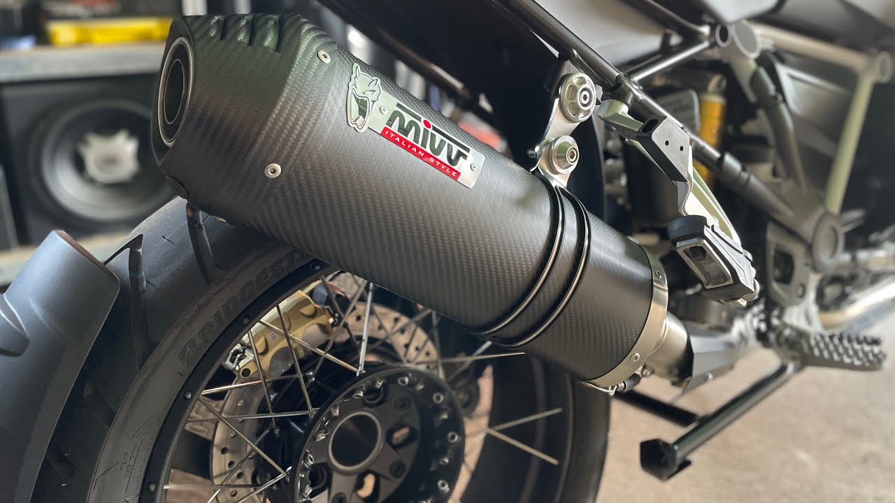 Mivv Oval Carbon Sports slip-on on BMW R 1250 GS 2023