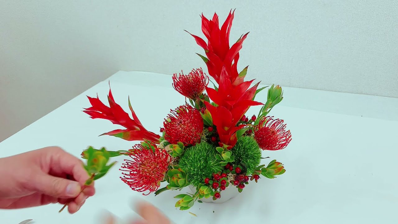 【フラワーアレンジメントの作り方】夏の花を使ってカッコいいフラワーアレンジを作る方法　グズマニア、ピンクッション、テマリソウ、レッドウィロー