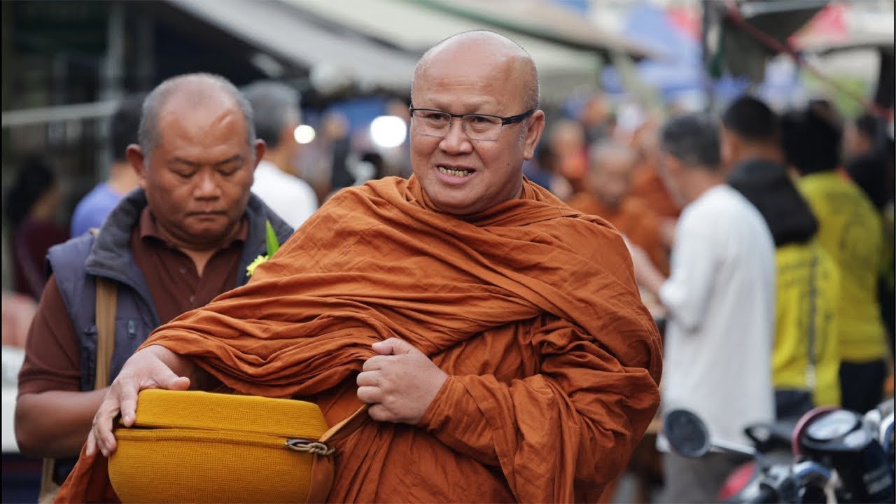 หลวงตาสินทรัพย์ พร้อมคณะพระสงฆ์ บิณฑบาต อำเภอเกษตรวิสัย ￼￼08/02/69 #พระสิ้นคิด