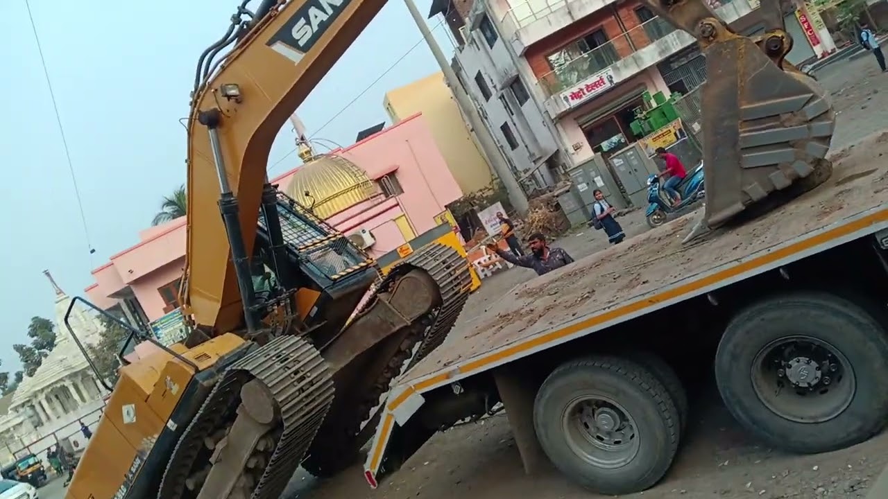 ट्रक से जेसीबी को उतारा गया आप देख सकते हैं कैसे उतारे हैं