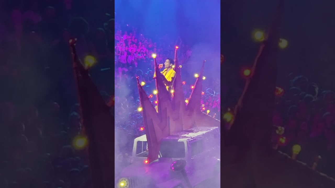 L'incroyable @MikaSoundsOfficial avec les enfants terribles de la fosse (MIKA Accor Arena Paris)