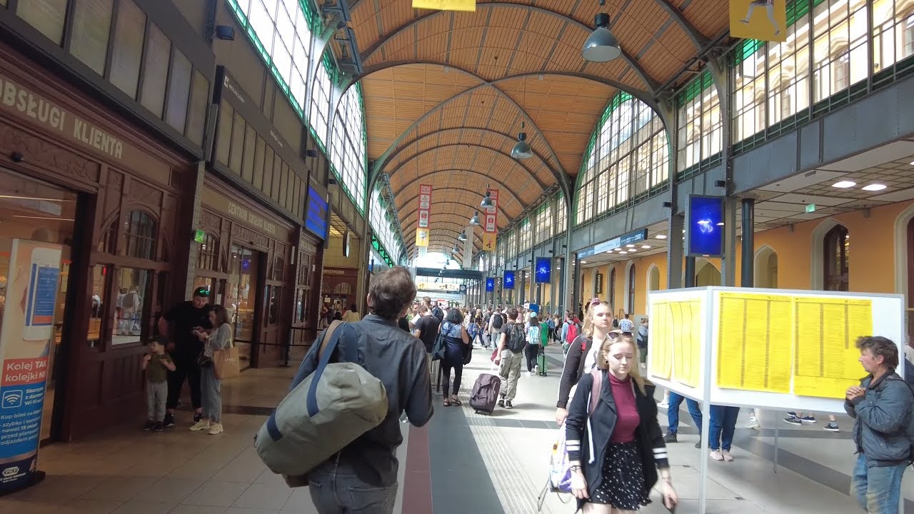 Wroclaw - inside impressive railway station [full walk]