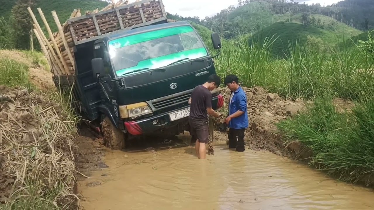 Dump truck carrying glue in the rainy season, the muddy road is very dangerous
