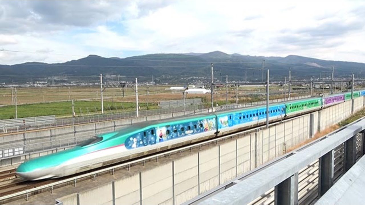 新函館北斗駅に到着　ディズニーキャラ新幹線