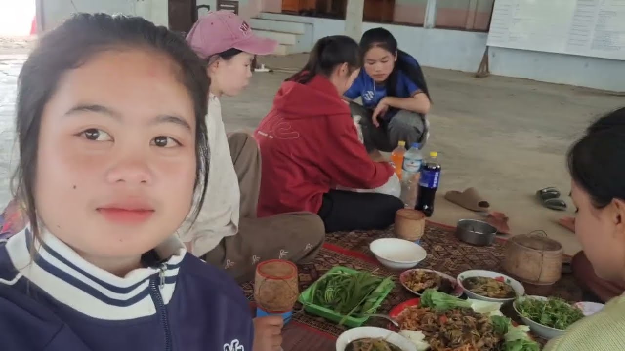 วันนี้มาช้อมฟ้อนอยู่ที่โรงเรียนก็เลยจัดทำอาหารกินที่โรงเรียนเลยจ้าแซบๆ😋😋