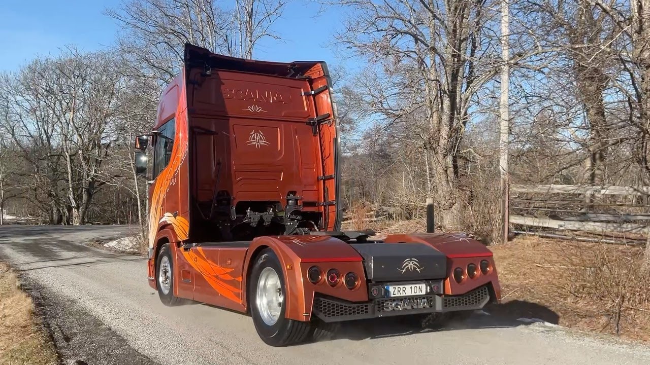 Köp Dragbil Scania R4 10 Bellatrix motivlackad Svempas på Klaravik
