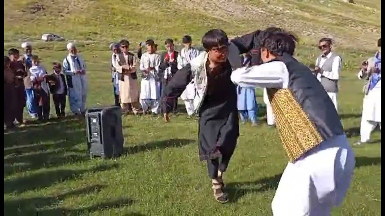 رقص و بازی شاد جوانان هزاره جات در محفل عروسی  در دره های سرسبز هزارستان 